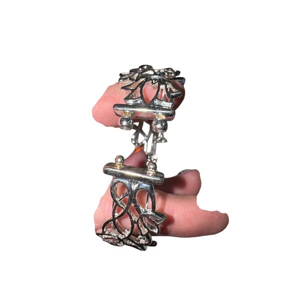 Bracelet / Bangel / Avon / Silver tone Floral Cuff / Vintage / EUC - Picture 3 of 4